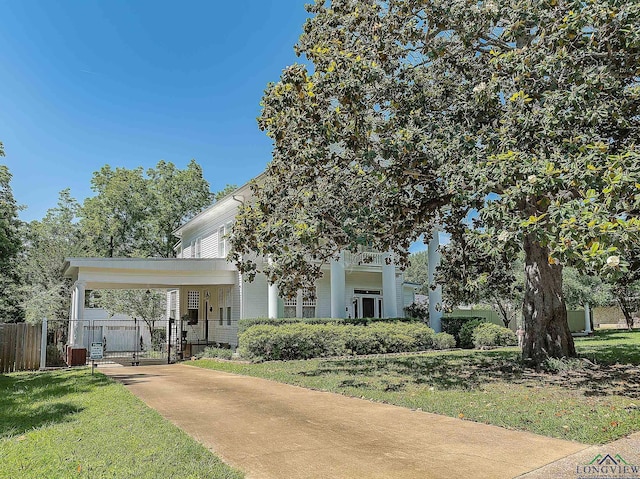 view of front facade with a front yard