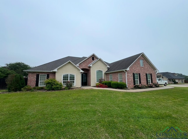 view of front of home featuring a front lawn