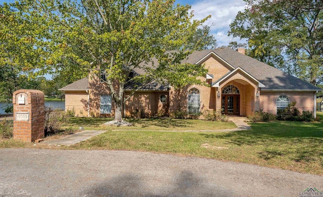 view of front facade featuring a front yard