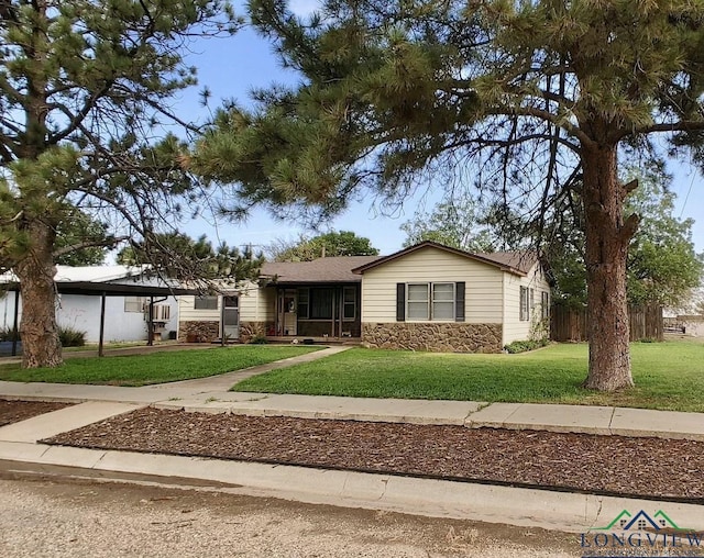 view of front of home featuring a front yard