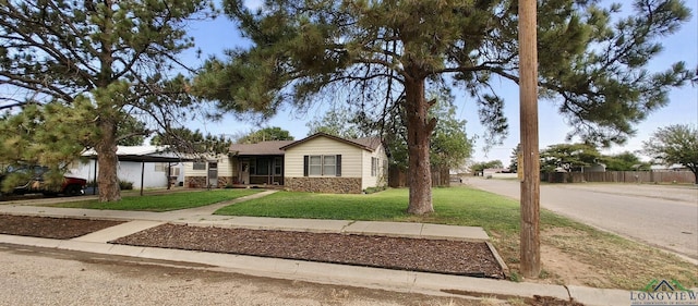 view of front of property featuring a front lawn