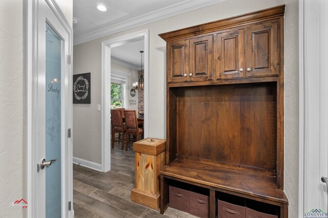 mudroom featuring a notable chandelier and ornamental molding