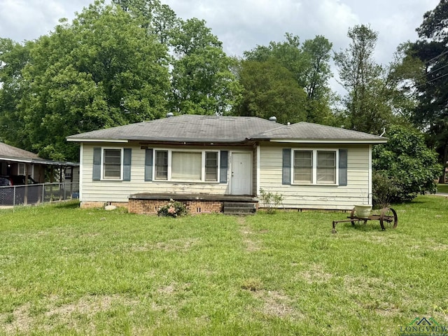 view of front of property featuring fence and a front lawn