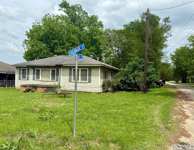 233 S Chalk St, Joaquin, TX 75954 - view of front of property featuring a front lawn