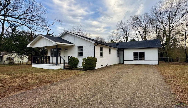 view of front of property featuring covered porch and a front yard