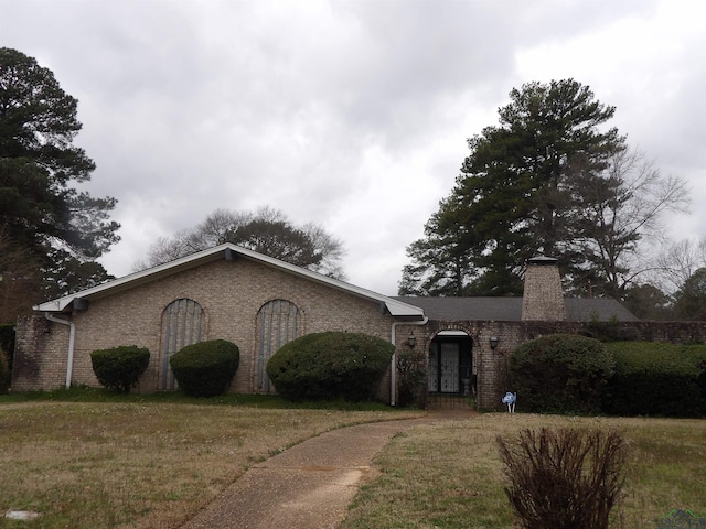 ranch-style home with a front yard