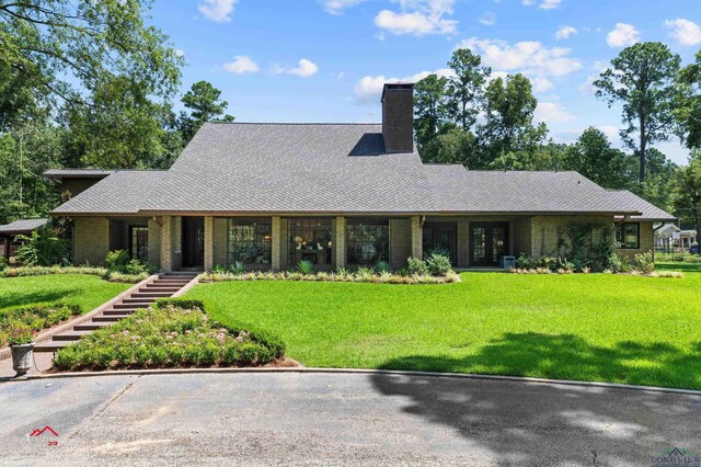 view of front of home featuring a front yard