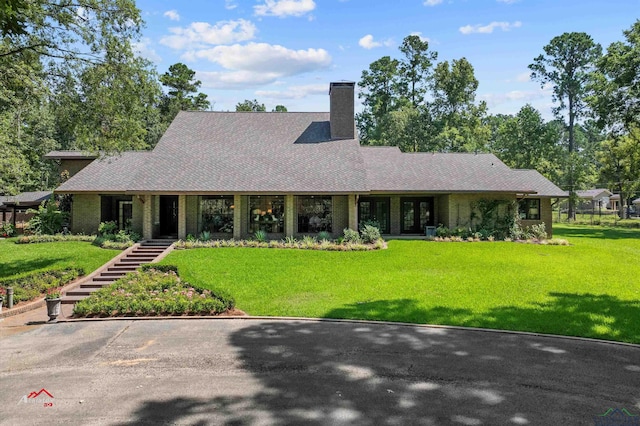 single story home featuring a front yard