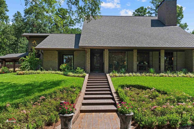 view of front of house featuring a front yard