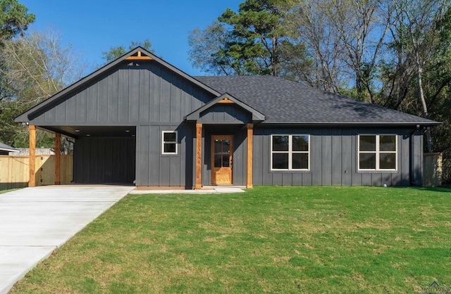 view of front of home featuring a front yard and a carport