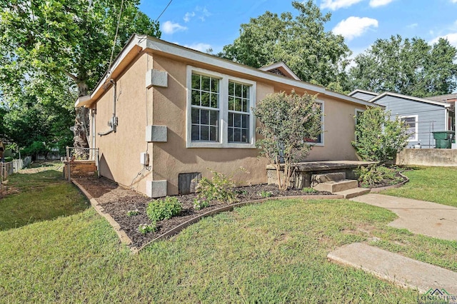 view of front of home featuring a front yard