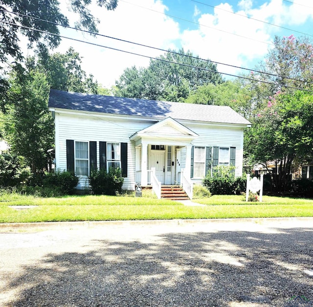 view of front of property with a front lawn