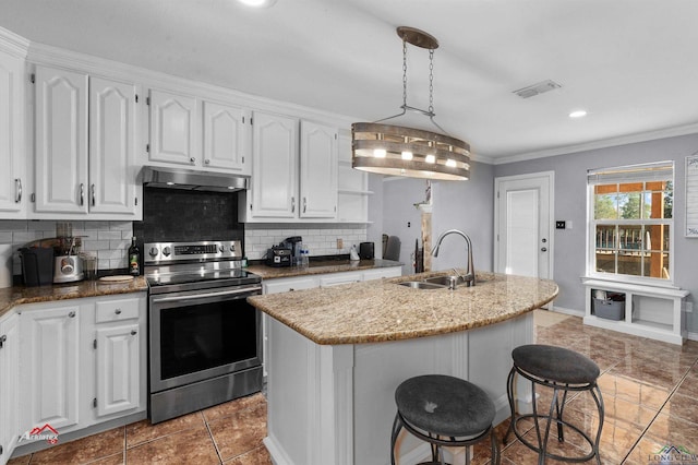 kitchen featuring white cabinets, decorative light fixtures, electric stove, and a kitchen island with sink