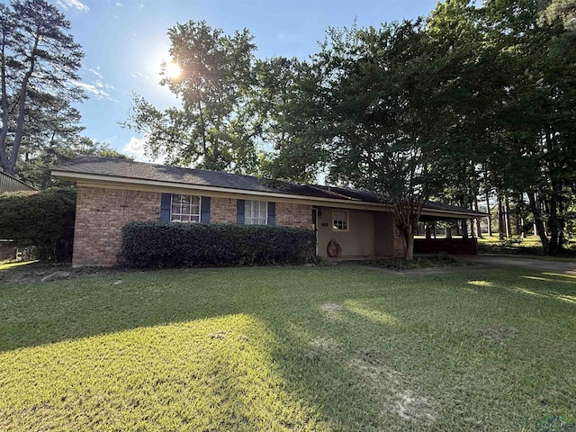 909 Stewart St, Atlanta, TX 75551 - ranch-style house featuring a front yard