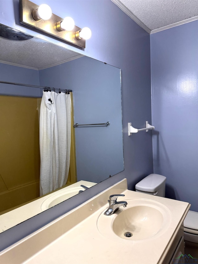 909 Stewart St, Atlanta, TX 75551 - full bathroom featuring a textured ceiling, crown molding, vanity, and a shower with curtain