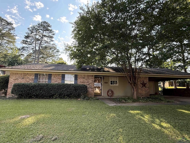 909 Stewart St, Atlanta, TX 75551 - ranch-style home featuring a front lawn and a carport