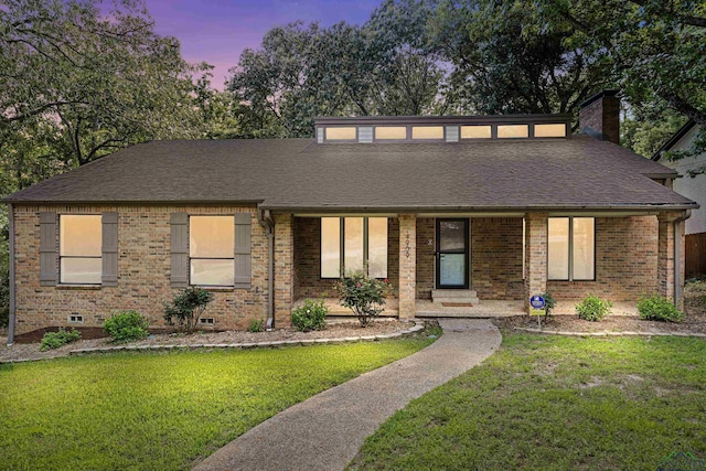 view of front facade with a lawn