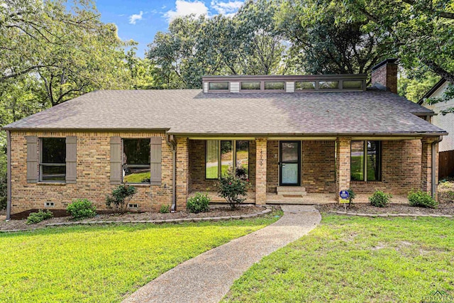 view of front facade featuring a front yard