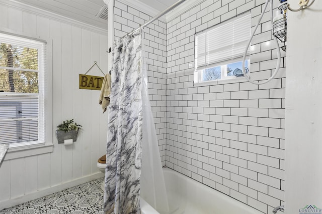 bathroom with shower / tub combo with curtain, ornamental molding, and toilet