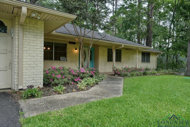 view of front of home with a front lawn