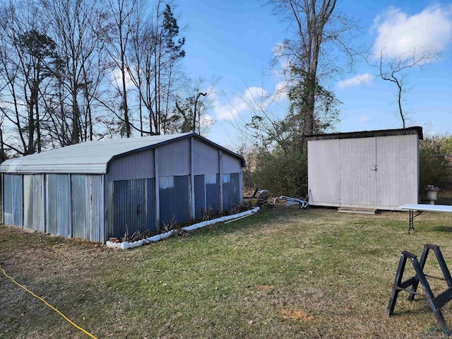 view of yard with an outdoor structure