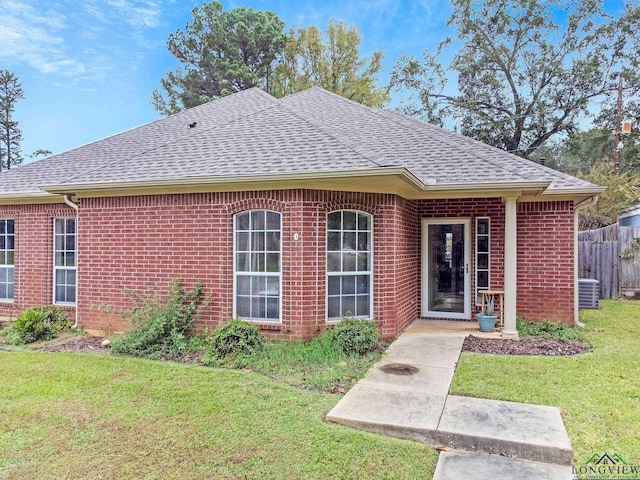 view of front of property featuring a front yard