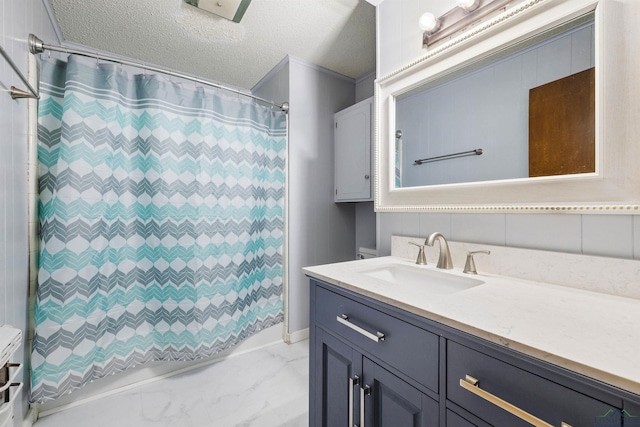 bathroom with vanity, a textured ceiling, a shower with shower curtain, and backsplash