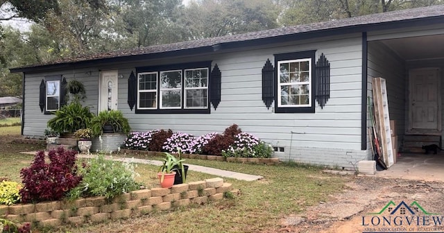 view of front of property with a front yard