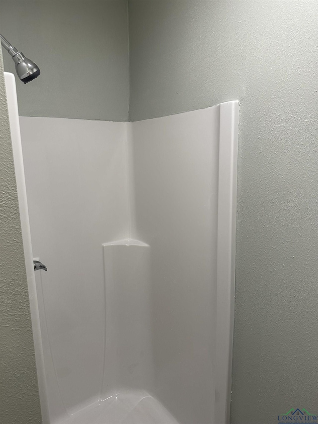 2001 E 20th, Hooks, TX 75561 - bathroom with a shower