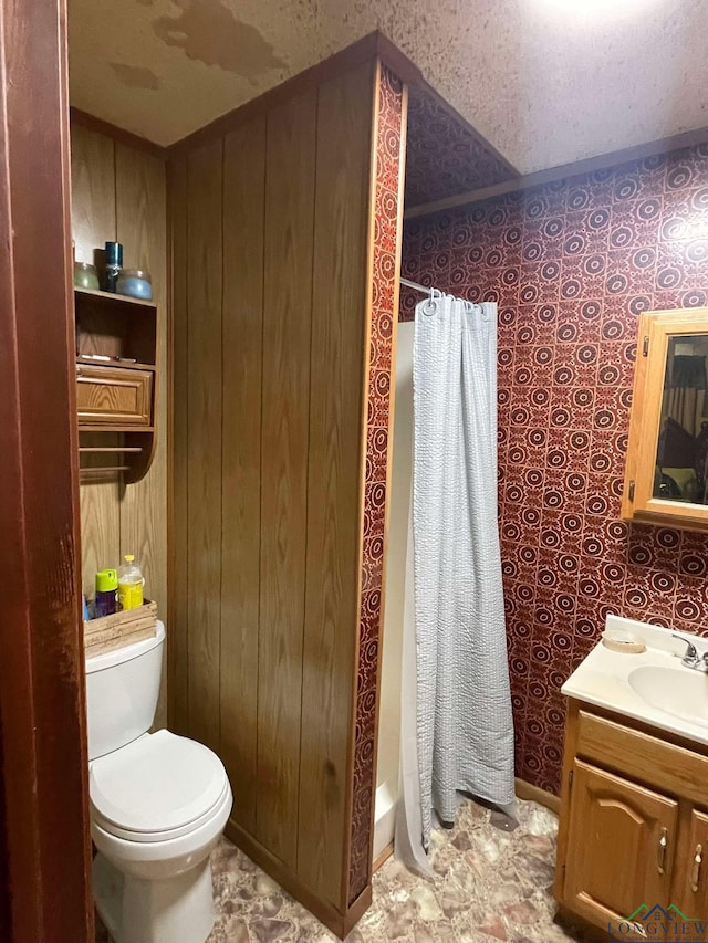 full bathroom with toilet, curtained shower, and vanity