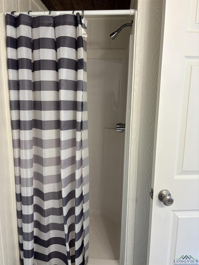 bathroom featuring a shower with shower curtain