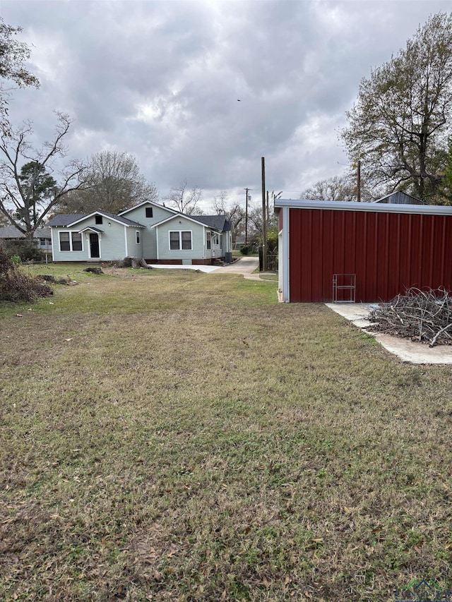 view of yard with an outdoor structure