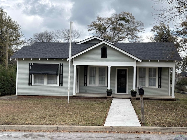 view of front facade featuring a porch and a front lawn