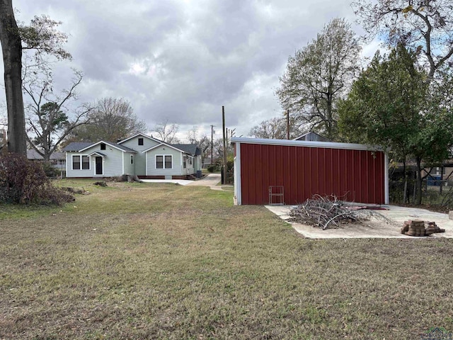 view of yard featuring an outbuilding