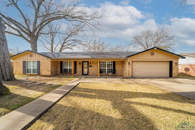 ranch-style house featuring a front lawn and a garage