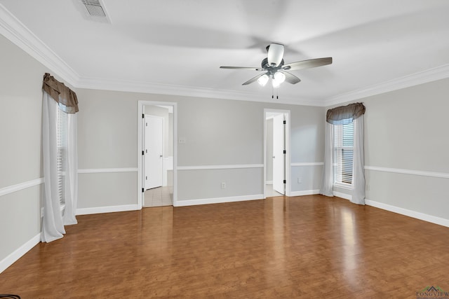 empty room featuring ceiling fan and crown molding