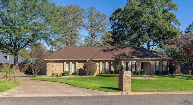 single story home featuring a front yard