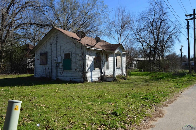 view of front of property featuring a front yard