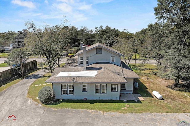 view of front of house with a front yard