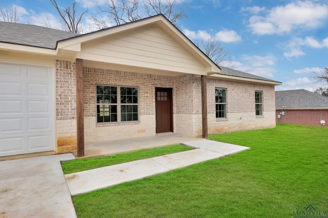 view of front of house featuring a garage and a front yard