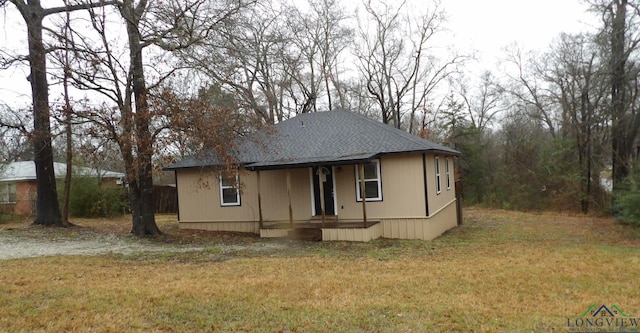 view of front of property with a front yard