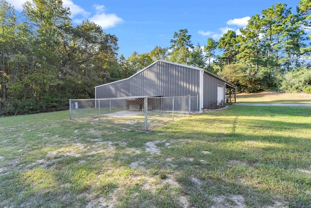 view of yard featuring an outdoor structure