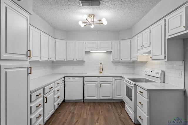 204 Half St, Lindale, TX 75771 - kitchen featuring white appliances, a sink, a textured ceiling, under cabinet range hood, and a chandelier