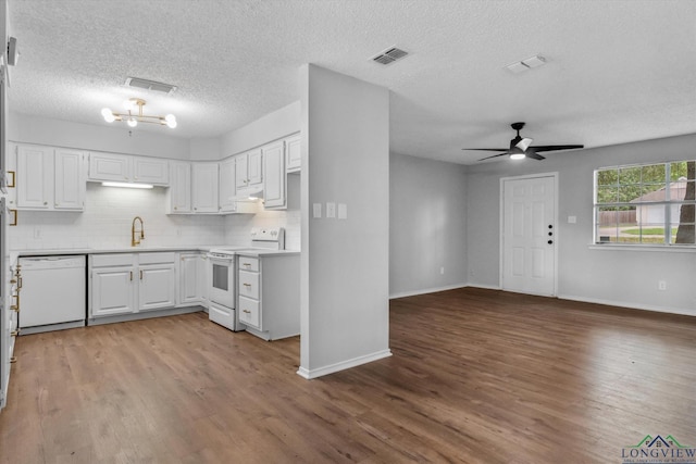 204 Half St, Lindale, TX 75771 - kitchen featuring white appliances, open floor plan, wood finished floors, and a textured ceiling
