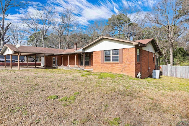 single story home featuring a front yard