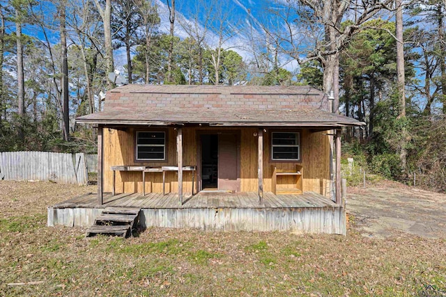 view of front of house featuring an outdoor structure