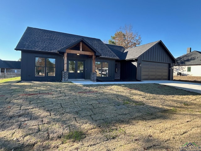 view of front facade featuring a front lawn and a garage