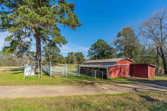 view of yard featuring an outdoor structure