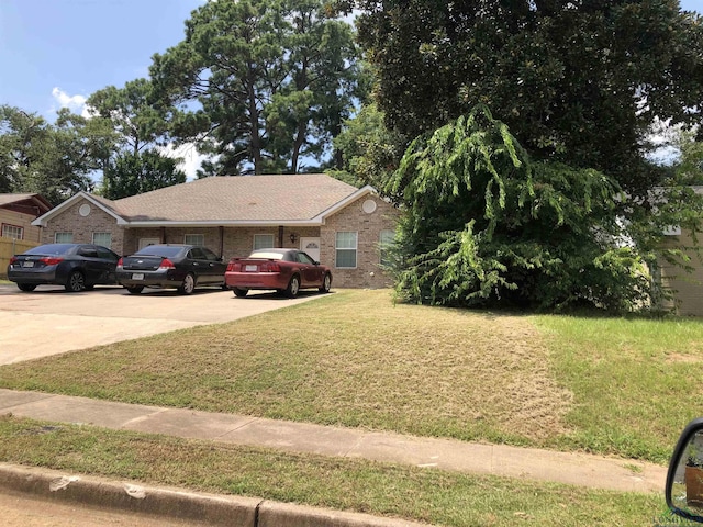 view of front facade featuring a front lawn