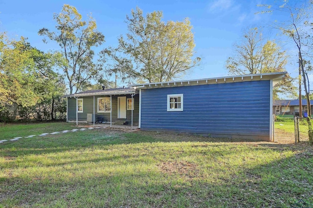 view of front of home featuring a front lawn